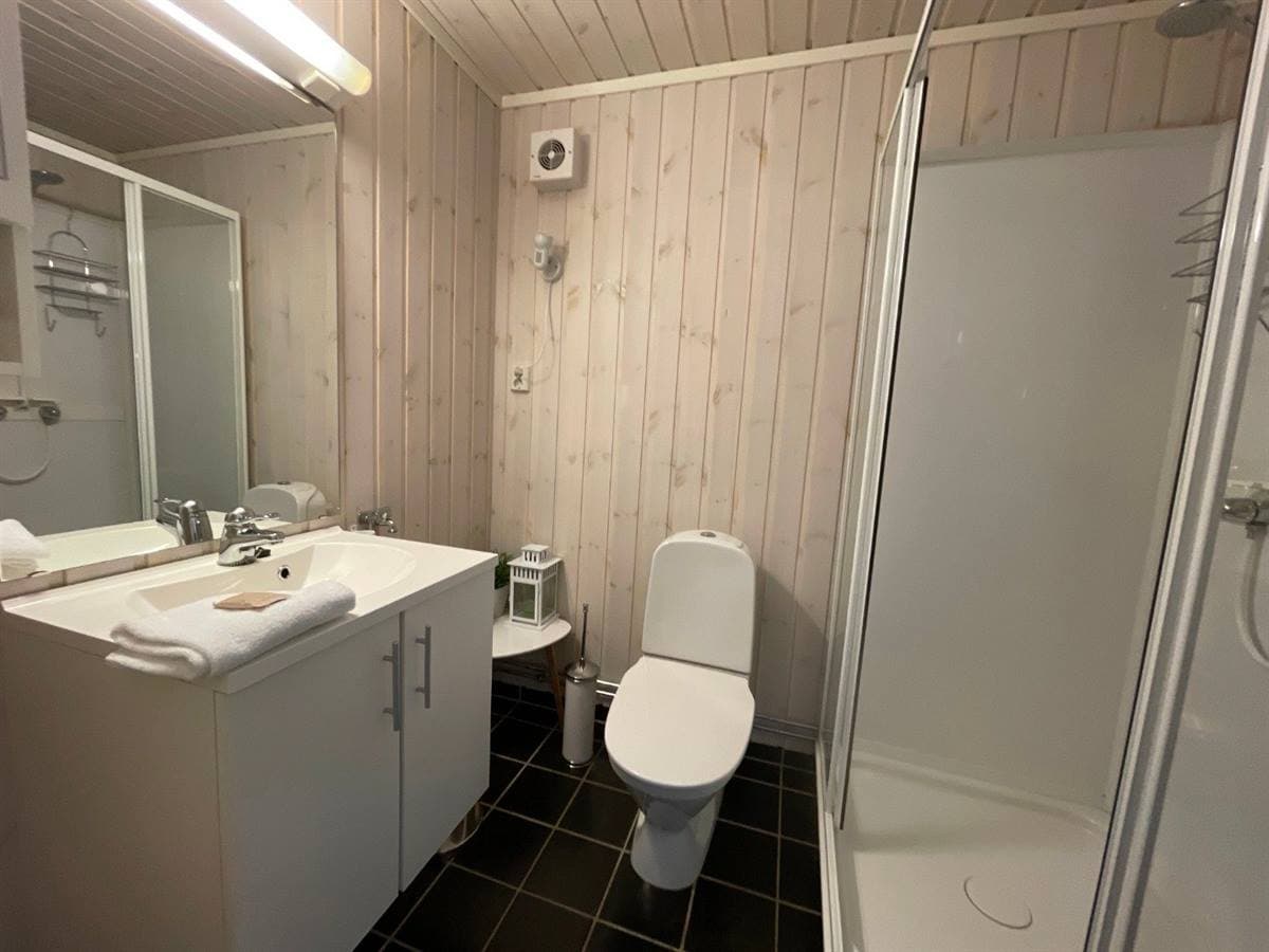 Bad med dusjkabinett og toalett