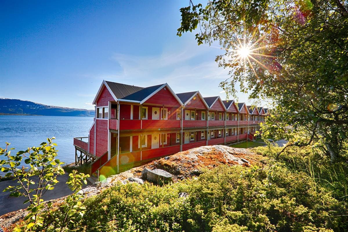 Det røde leilighetsbygget ved sjøen en solrik sommerdag