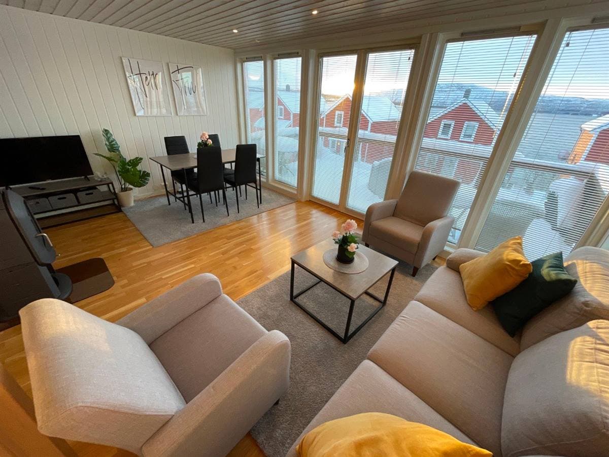 Stue og spisestue med panoramavinduer mot vinterlandskapet