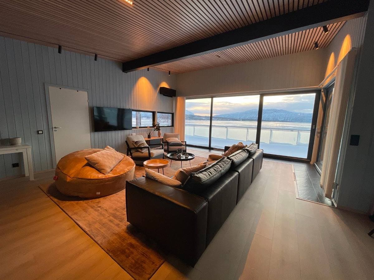 Stue med skinnsofa og panoramavindu