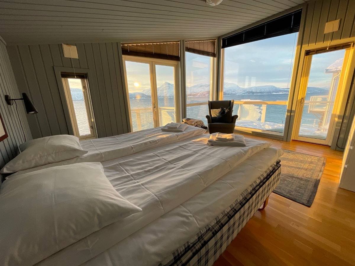 Soverom med dobbeltseng, fjordutsikt og balkongdør