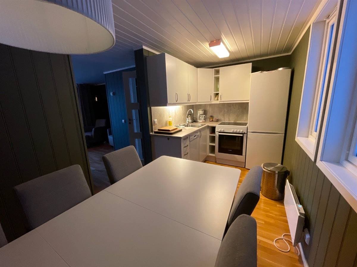 Kjøkken med spisebord i hytta