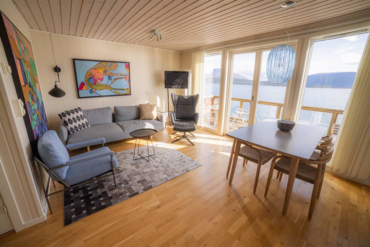 Stue i leiligheten med sofa og kunst på veggen