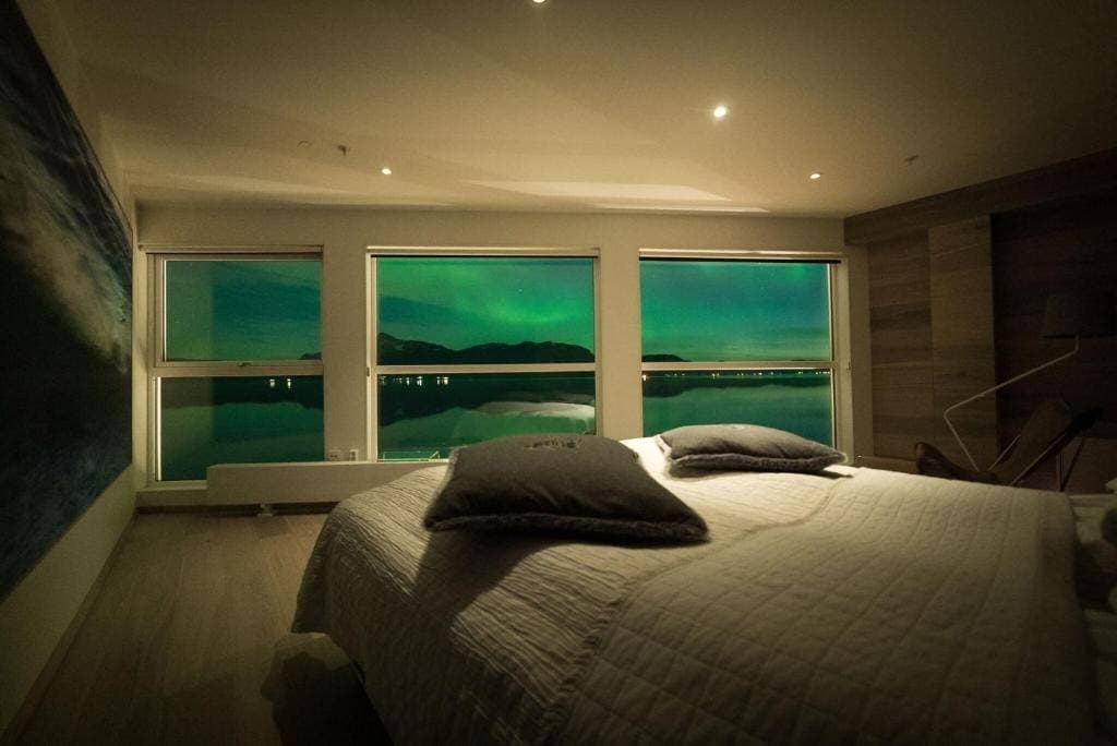 Nordlys gjennom vinduene i et premium dobbeltrom om kvelden